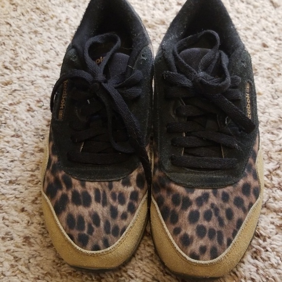 Sneaker - Picture 1 of 3